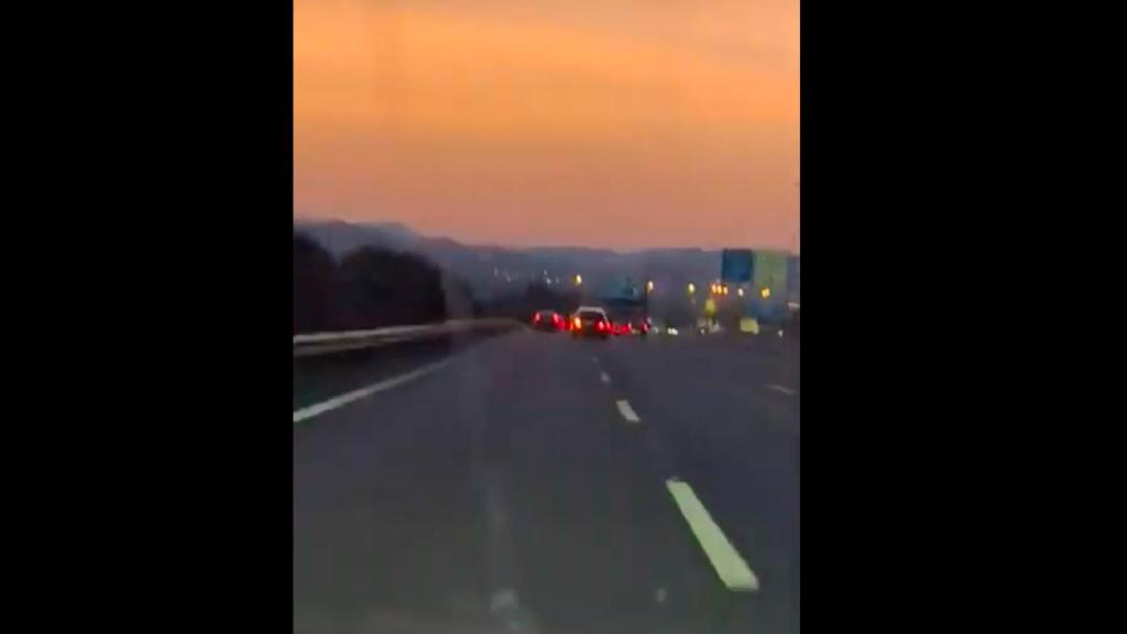 Un conductor temerario estrella su coche cuando circulaba con un niño por la A-2