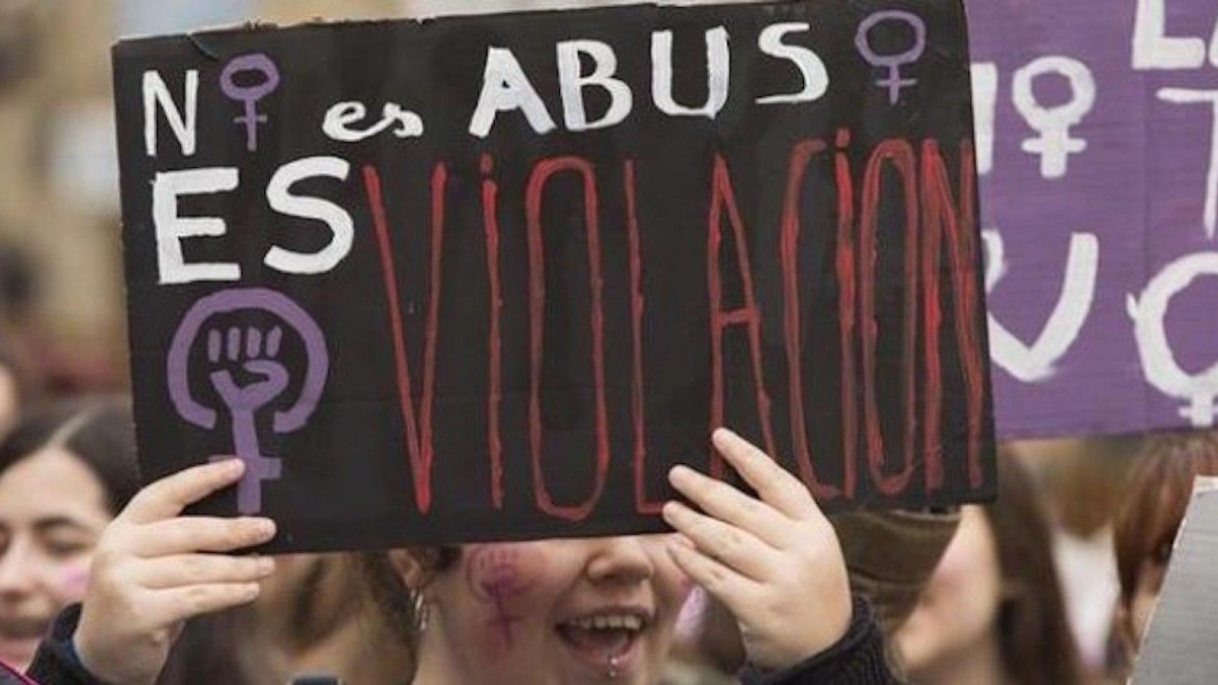 Una pancarta con el lema: No es abuso, es violación. EFE/Archivo