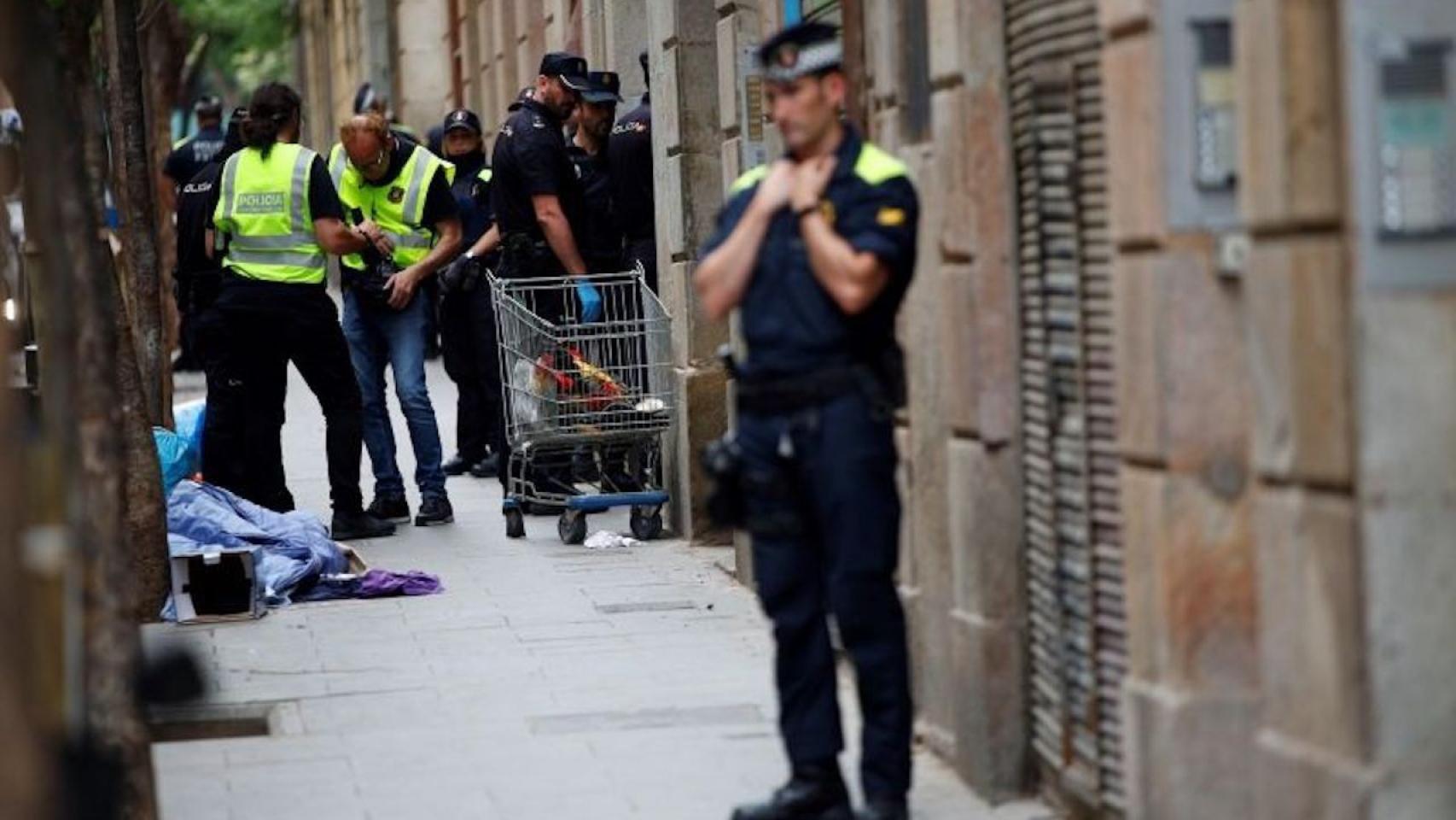 Agentes de la policía durante una macrooperación en el Raval / EFE