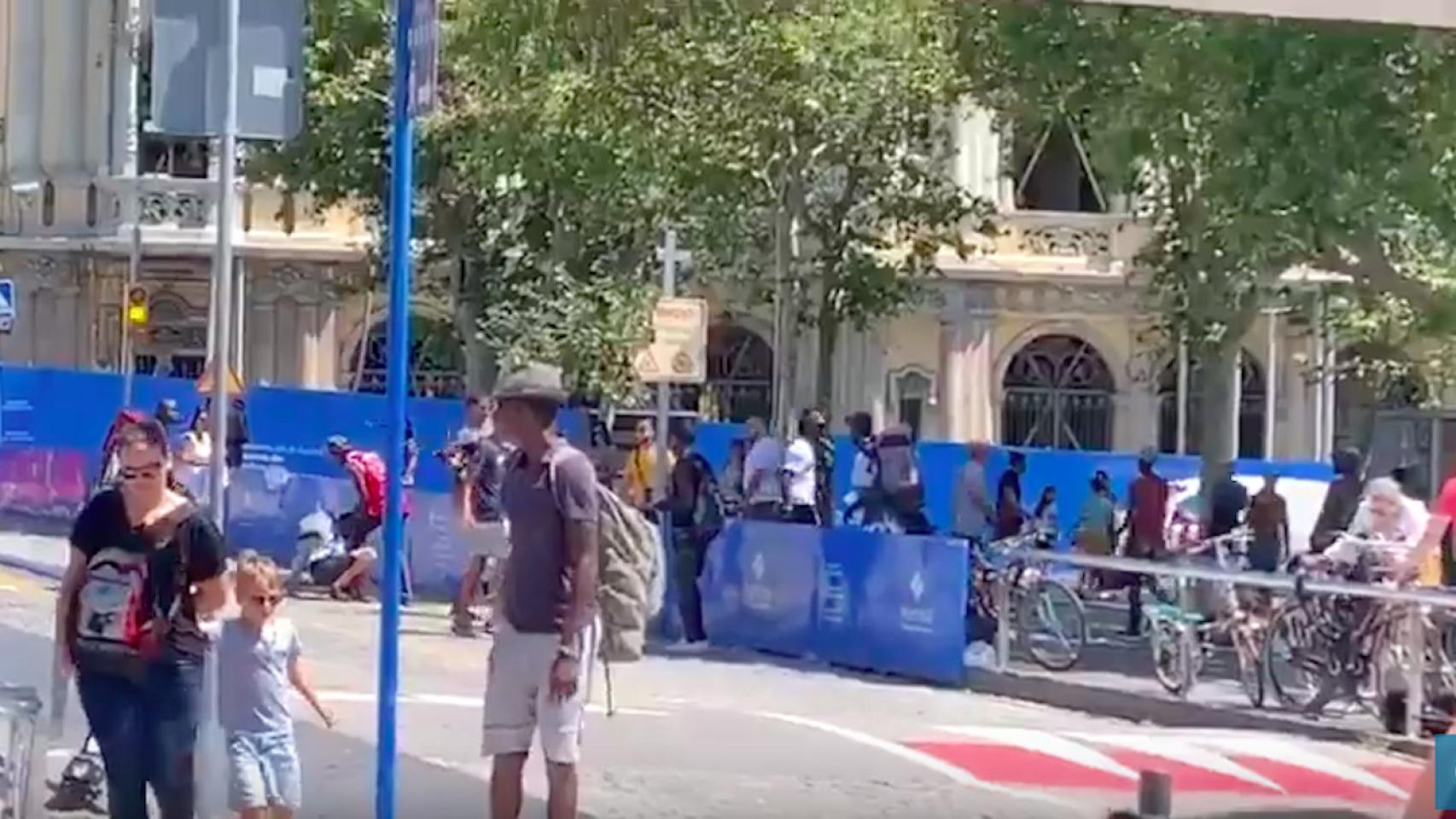 Captura de pantalla del momento de la pelea entre manteros y turistas en el Port Vell / MA