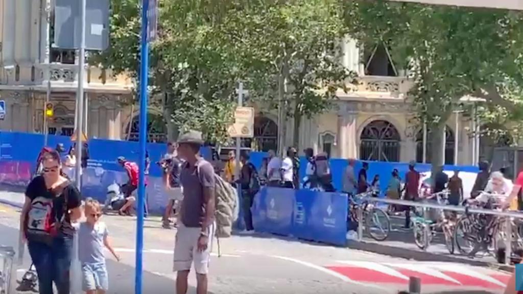 Captura de pantalla del momento de la pelea entre manteros y turistas en el Port Vell / MA