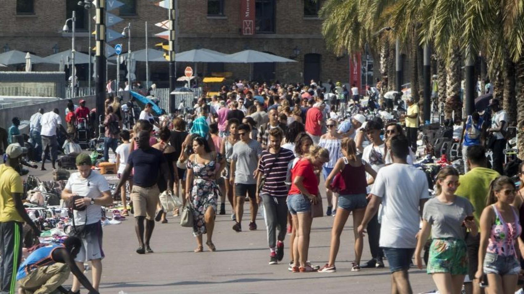 Vendedores del top manta en el paseo de Joan de Borbó de la Barceloneta / HUGO FERNÁNDEZ