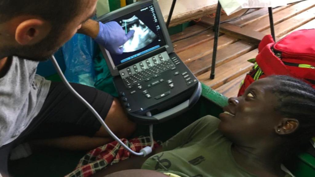 Una de las mujeres evacuadas este sábado del barco de Open Arms