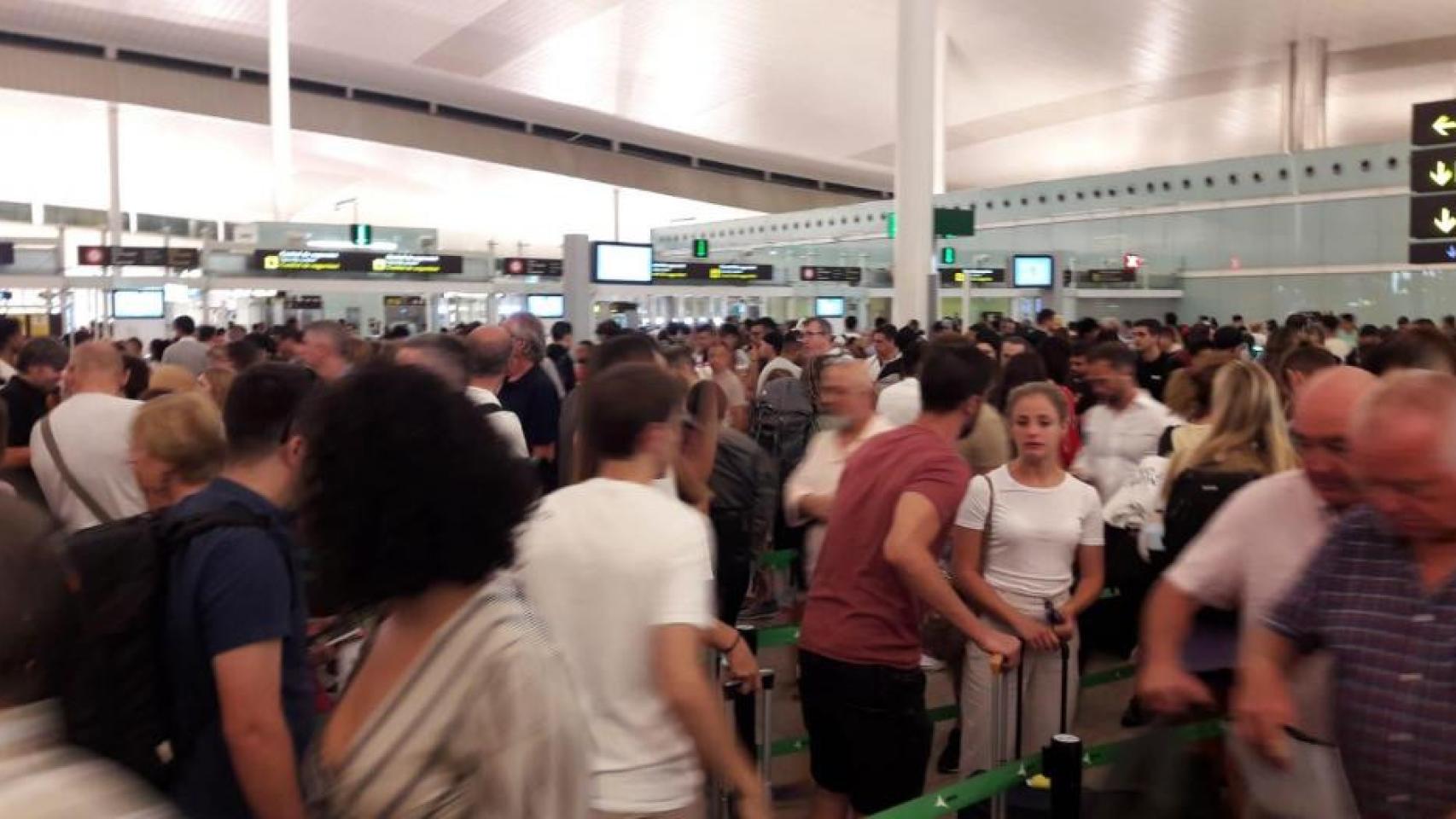 Colas en la T1 del aeropuerto de El Prat este jueves / CG