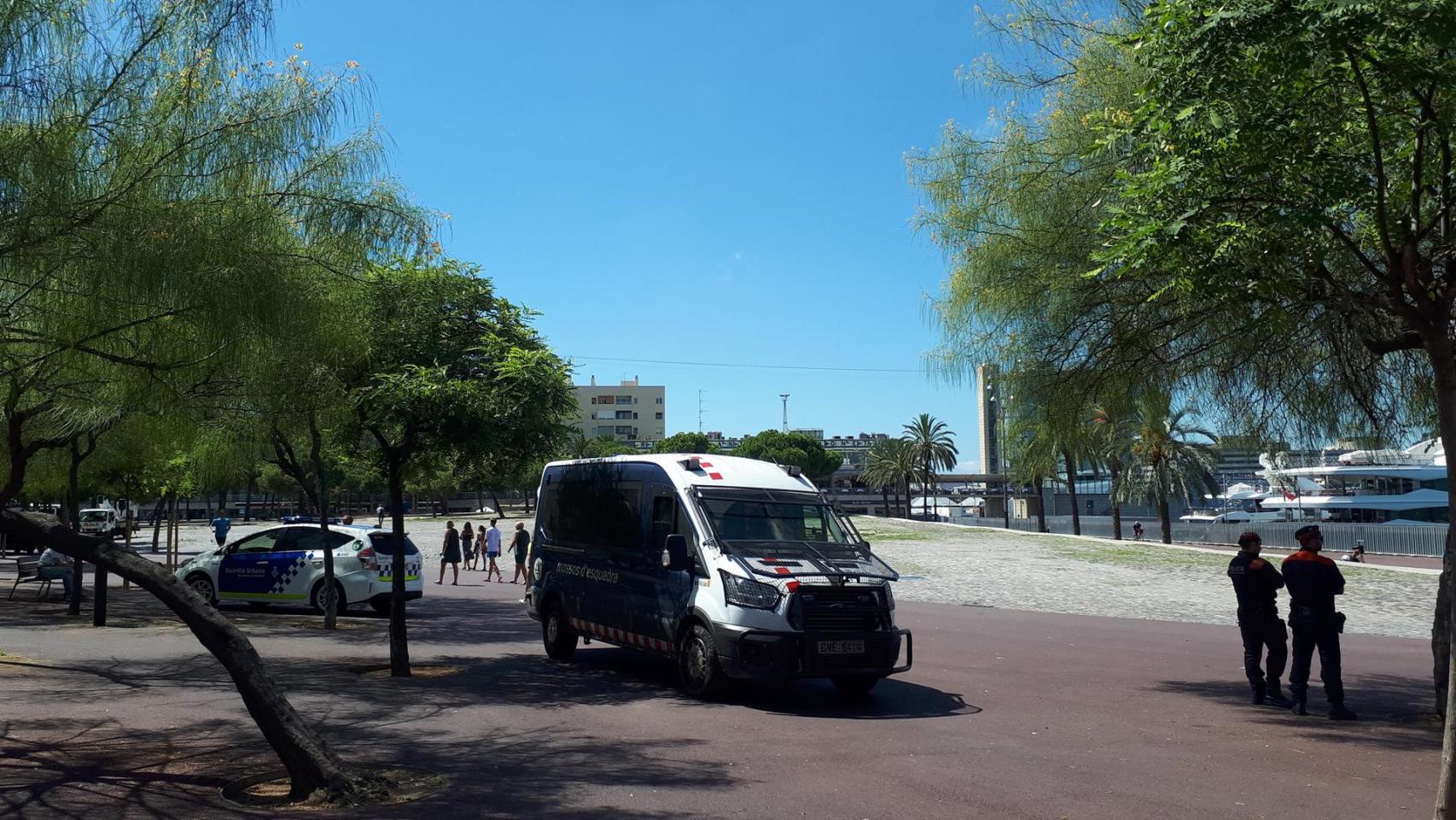 Dispositivo policial en la Barceloneta / EUROPA PRESS
