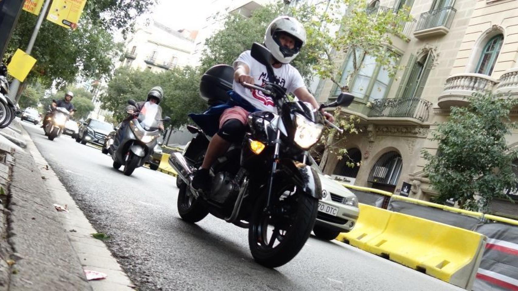 Un motorista en Barcelona / DGM