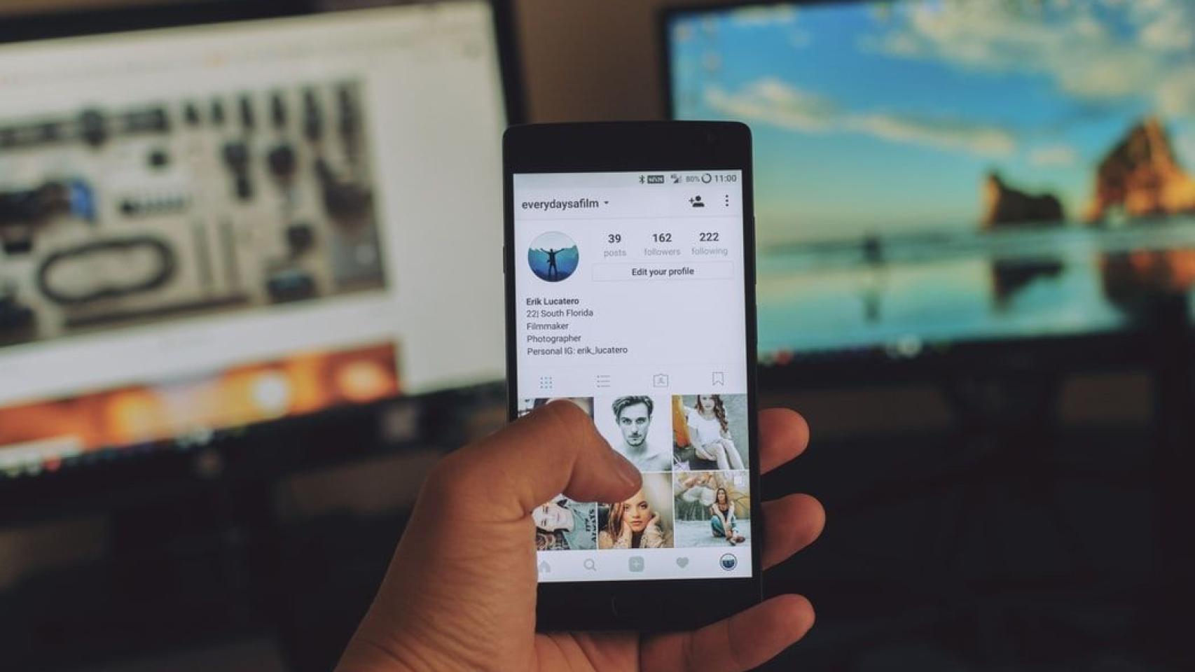 Usuario de Instagram con la cuenta abierta sujetando un teléfono móvil