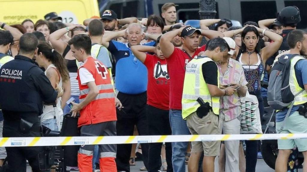 Momento posterior al atentado en Barcelona. Ahora vuelve la teoría de la conspiración sobre el 17-A / EFE