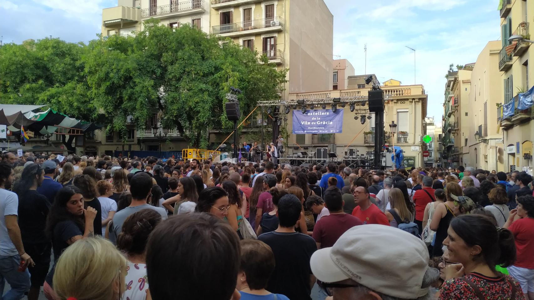 Cientos de personas protestan en Gràcia contra la violación de una joven