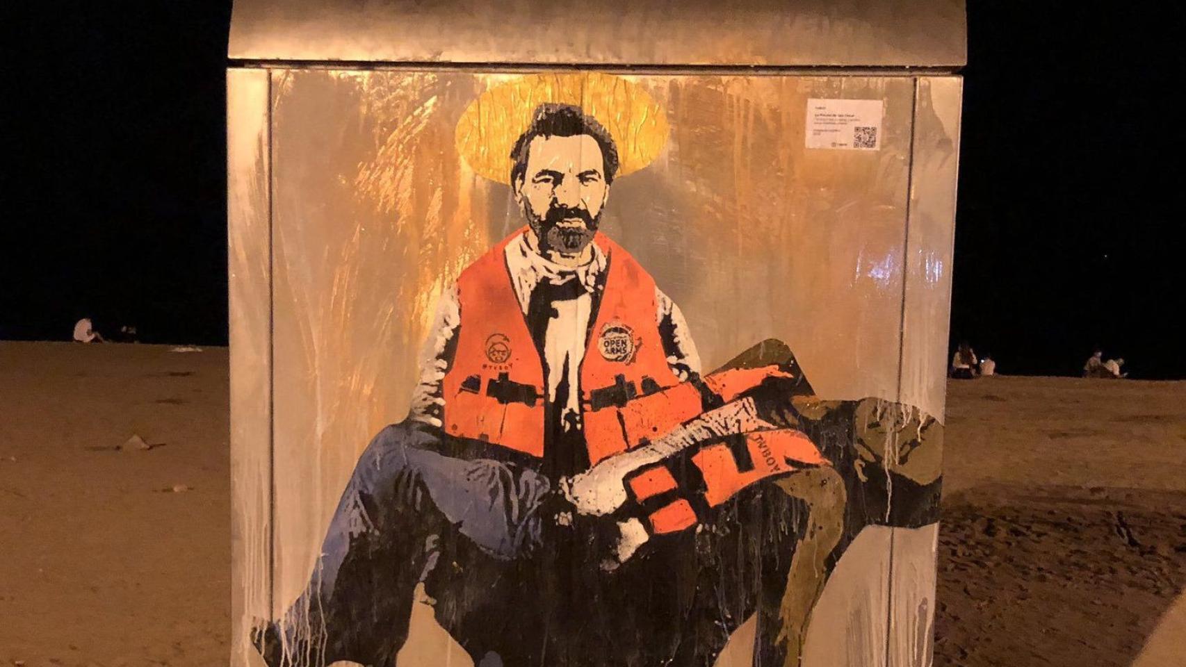 Òscar Camps de Open Arms sosteniendo a un migrante en sus brazos / TVBoy