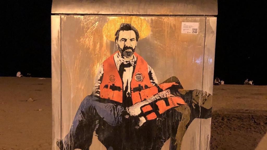 Òscar Camps de Open Arms sosteniendo a un migrante en sus brazos / TVBoy