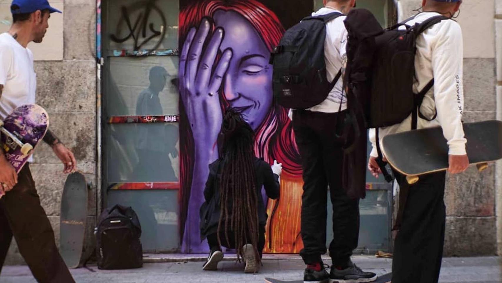 Bronik, la grafitera que pinta murales de colores en Barcelona