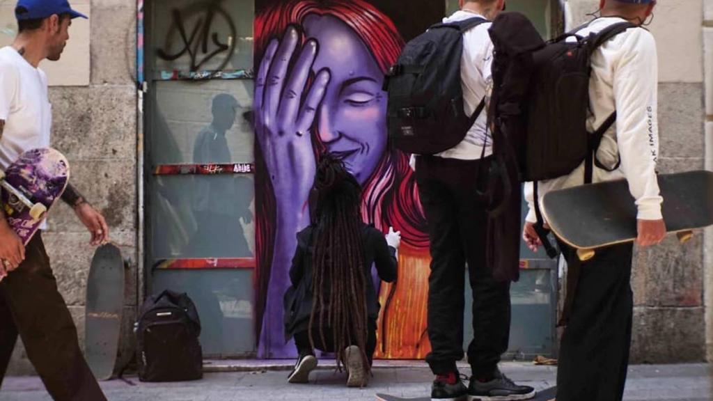 Bronik, la grafitera que pinta murales de colores en Barcelona