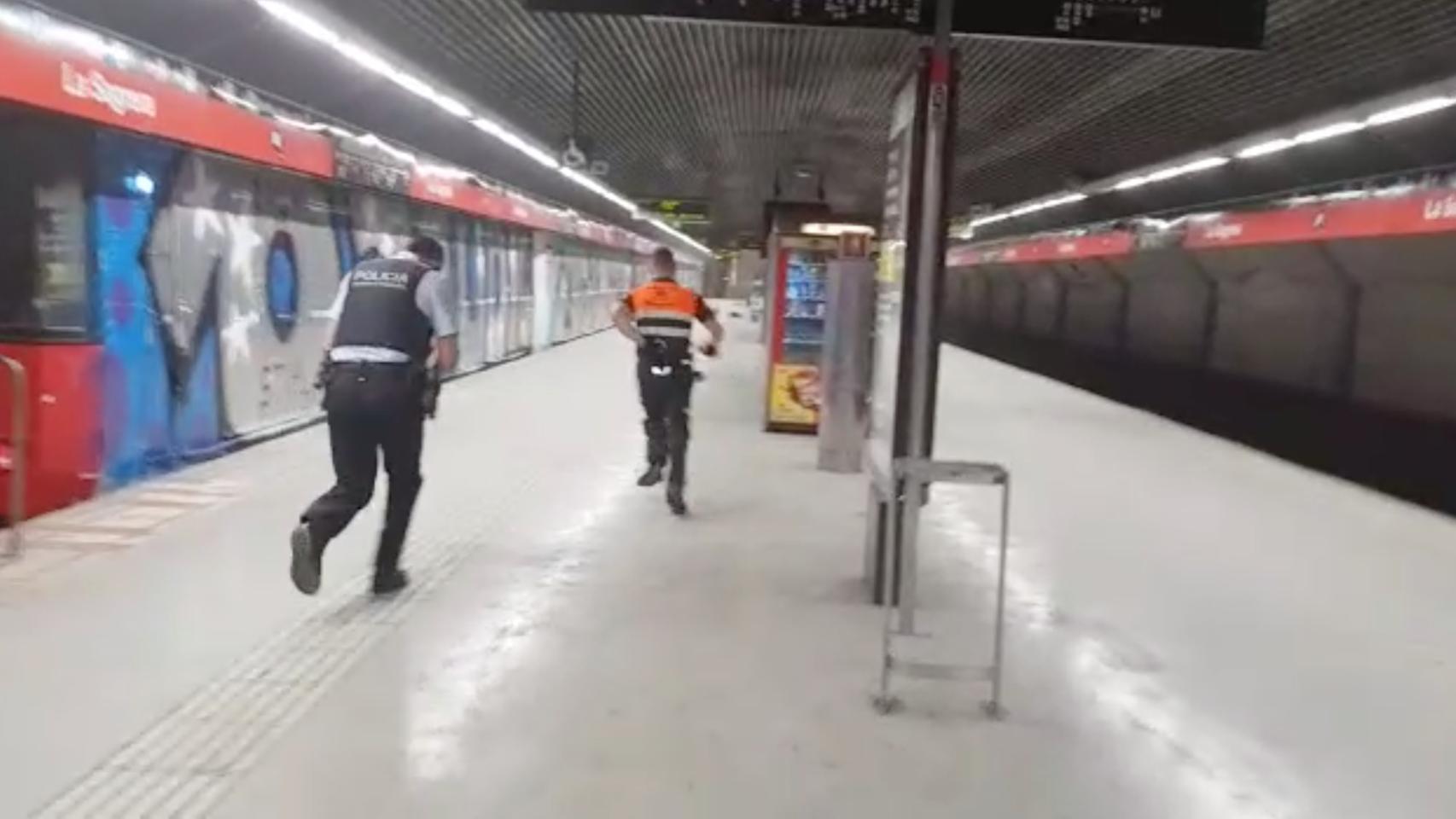 Mossos y vigilantes de seguridad persiguen a los grafiteros en el metro de la Sagrera