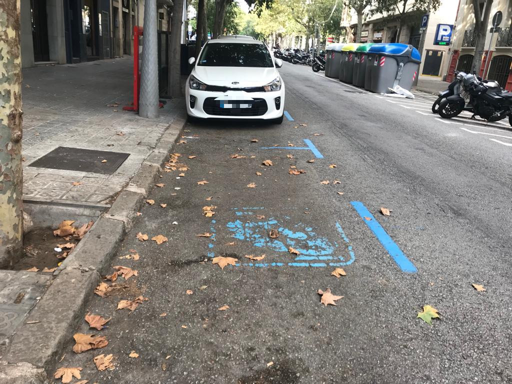 Vehículos aparcados en una calle de zona azul de Barcelona / MA
