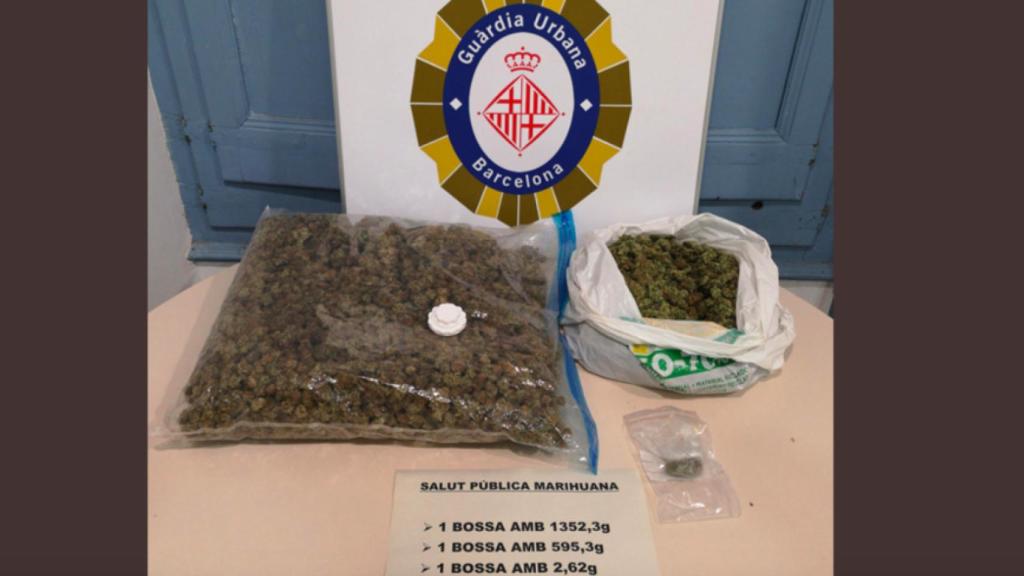 Tres de las bolsas llenas de marihuana interceptadas por la Guardia Urbana de Barcelona