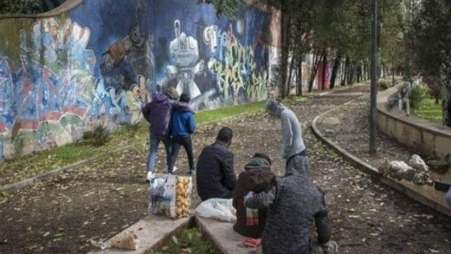 Menores no acompañados en un parque de Barcelona / EUROPA PRESS