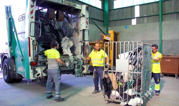 Miembros del servicio de limpieza decomisan los productos de top manta / PORT DE BARCELONA