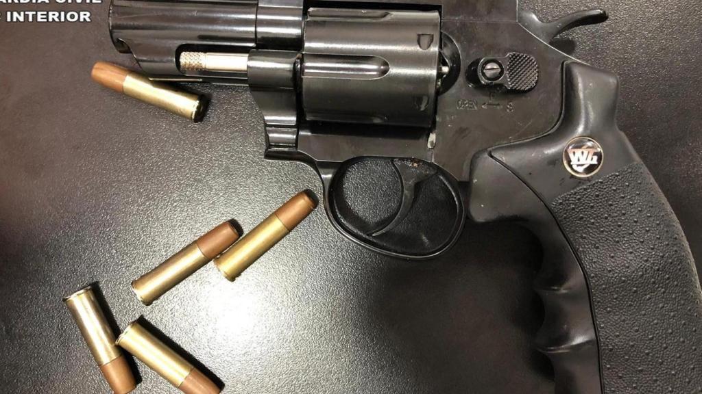 El arma simulada por el presunto ladrón de 16 teléfonos móviles / Guardia Urbana