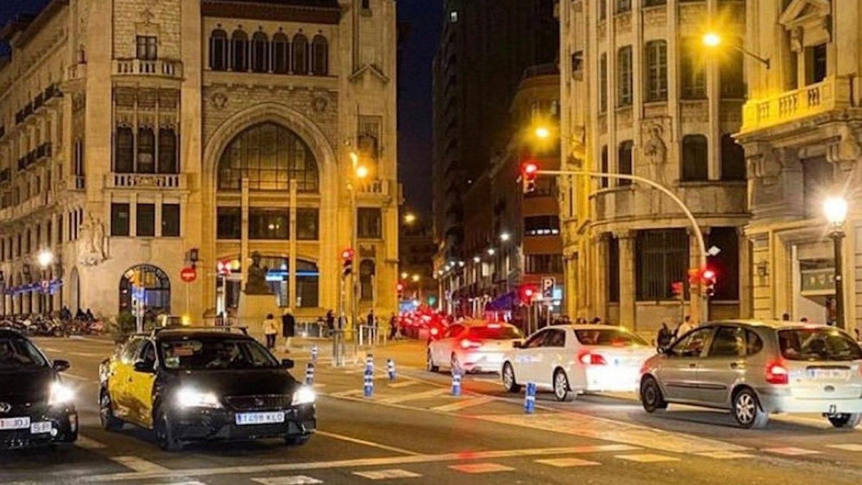 Via Laietana, de noche, con tráfico de subida y de bajada / TWITTER MONTSERRAT BALLARÍN