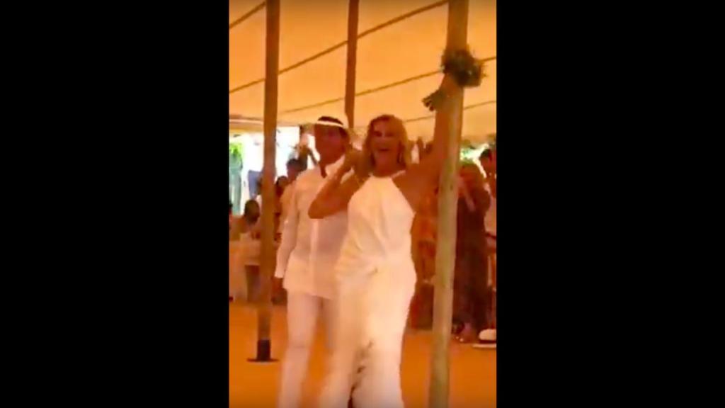 Susana Gallardo y Manuel Valls en la entrada al convite de su boda en Menorca