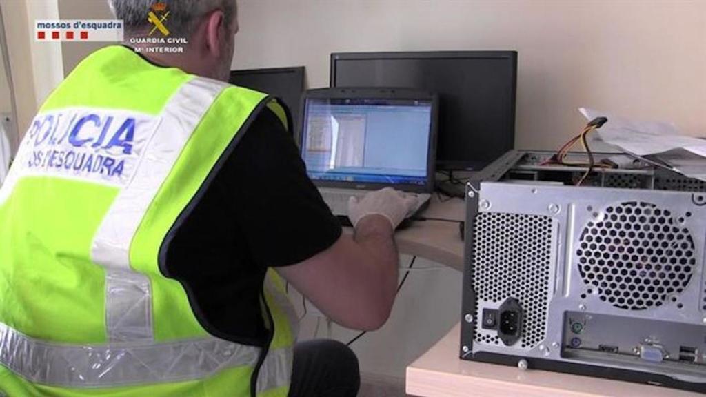 Una imagen de archivo de un agente de los Mossos d'Esquadra investigando un ordenador con pornografía / EFE