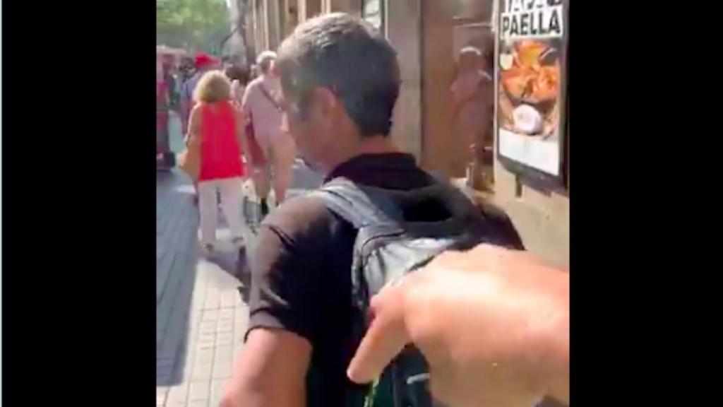 Un hombre propina una colleja a un presunto carterista / TWITTER