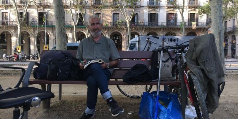 Juan Serra es uno de los sintecho que duermen en el paseo Picasso / METRÓPOLI ABIERTA