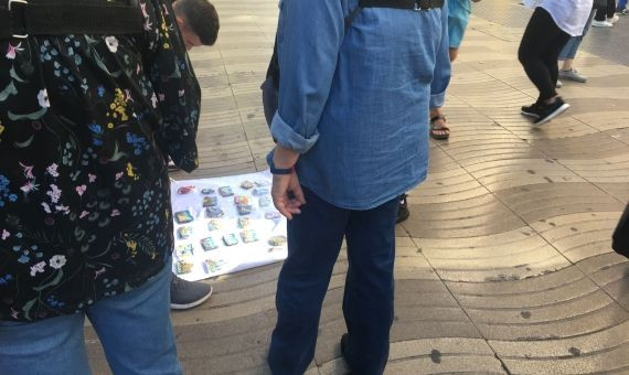 Vendedor ambulante ofreciendo imanes en La Rambla / P.B.