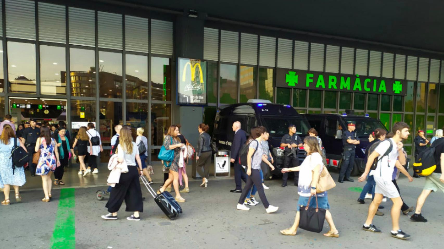 Usuarios del tren en el exterior de la Estació de Sants de Barcelona