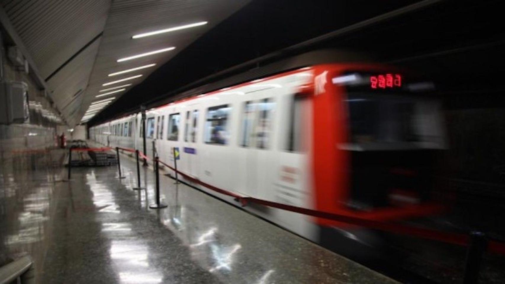 Una imagen de archivo de un tren del metro de Barcelona / EFE