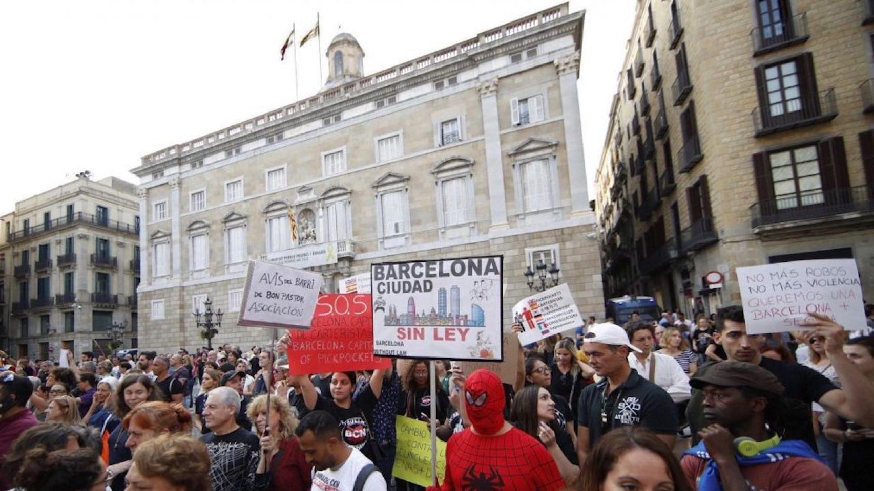 Manifestación por la inseguridad en Barcelona en la plaza de Sant Jaume / EFE ALEJANDRO GARCÍA