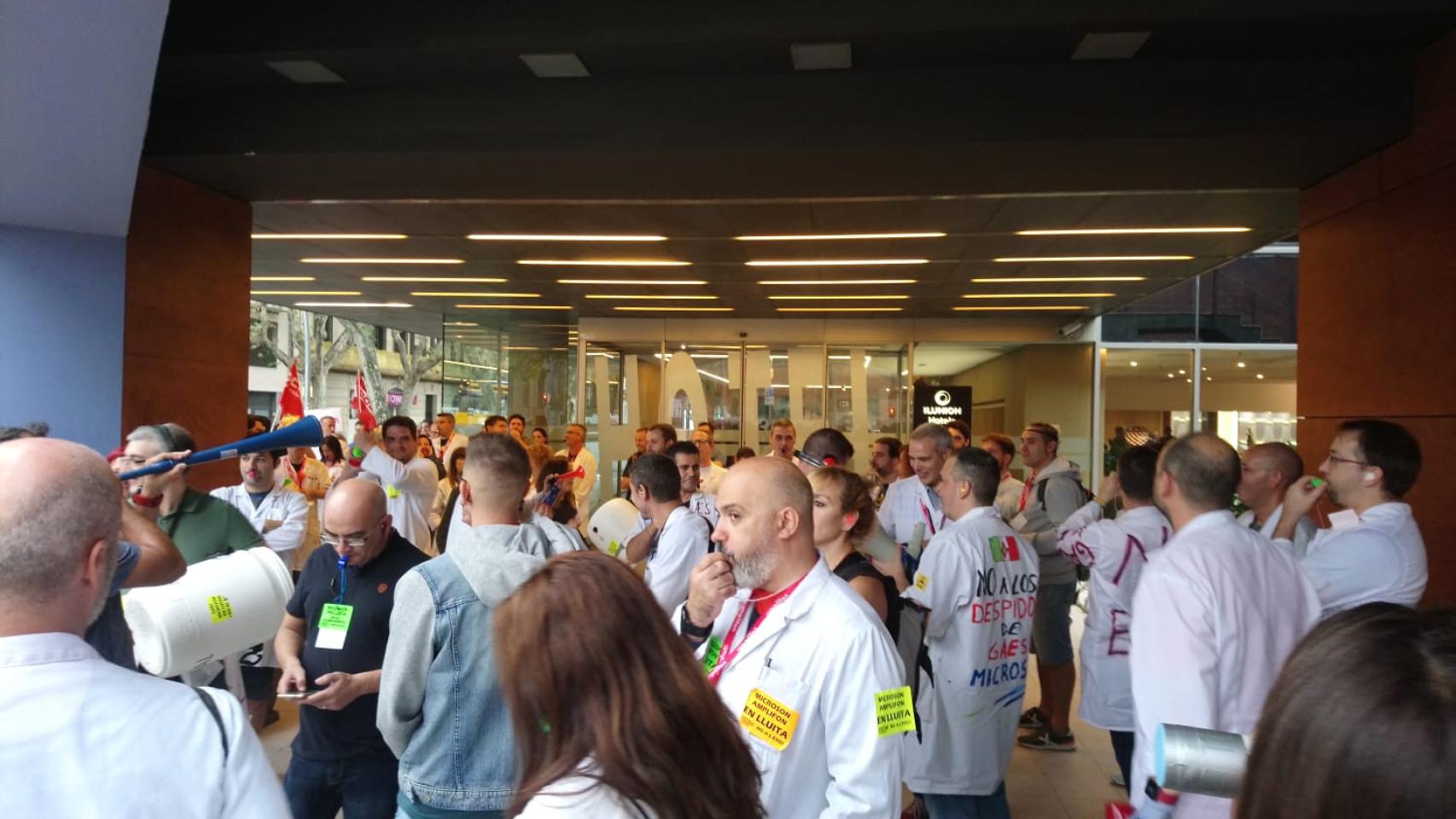 Los trabajadores protestan en Poble Nou por el ERE de 188 despidos / METRÓPOLI ABIERTA