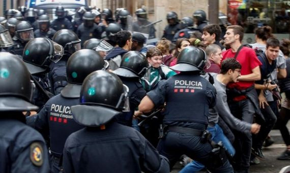 Mossos cargan contra manifestantes en el Raval / EFE