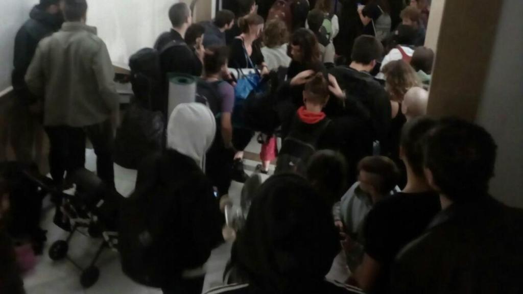 Personas concentradas para evitar el desalojo en Barcelona / @SINDICATDEBARRI