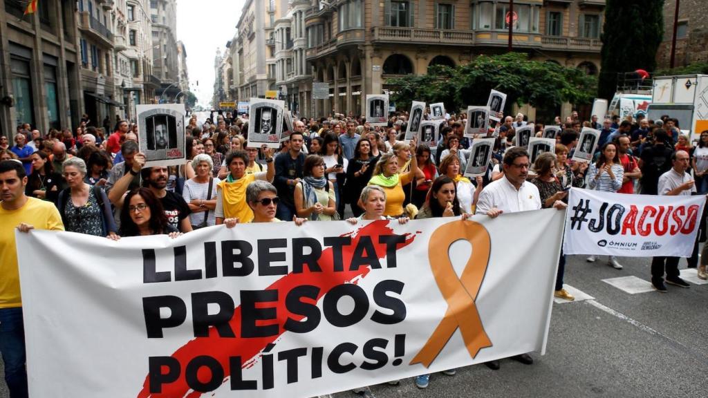 Manifestantes independentistas protestando por la sentencia en la via Laietana, una de las calles más importantes de Barcelona  / EFE - Quique García
