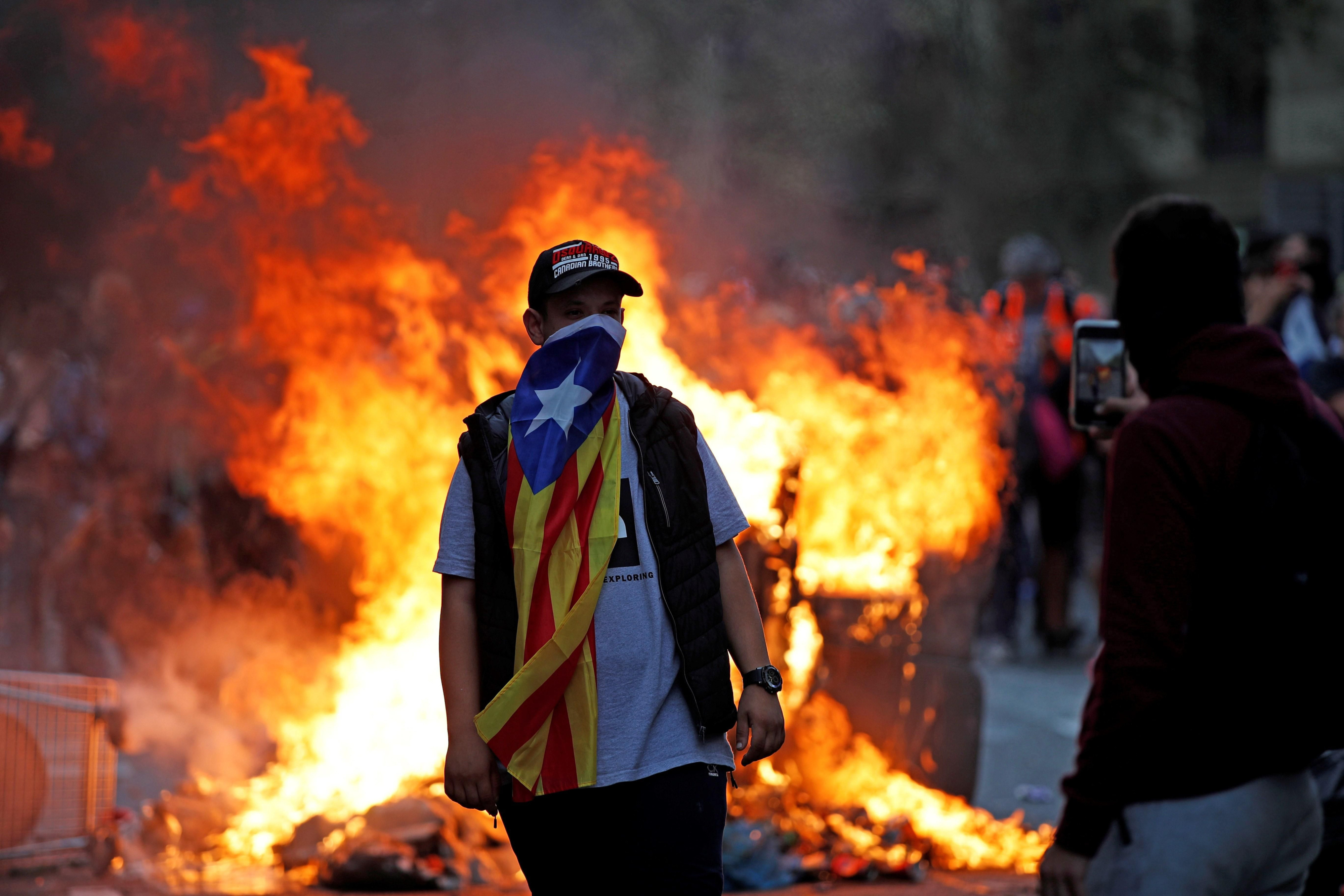 Un manifestante de los CDR, en una barricada