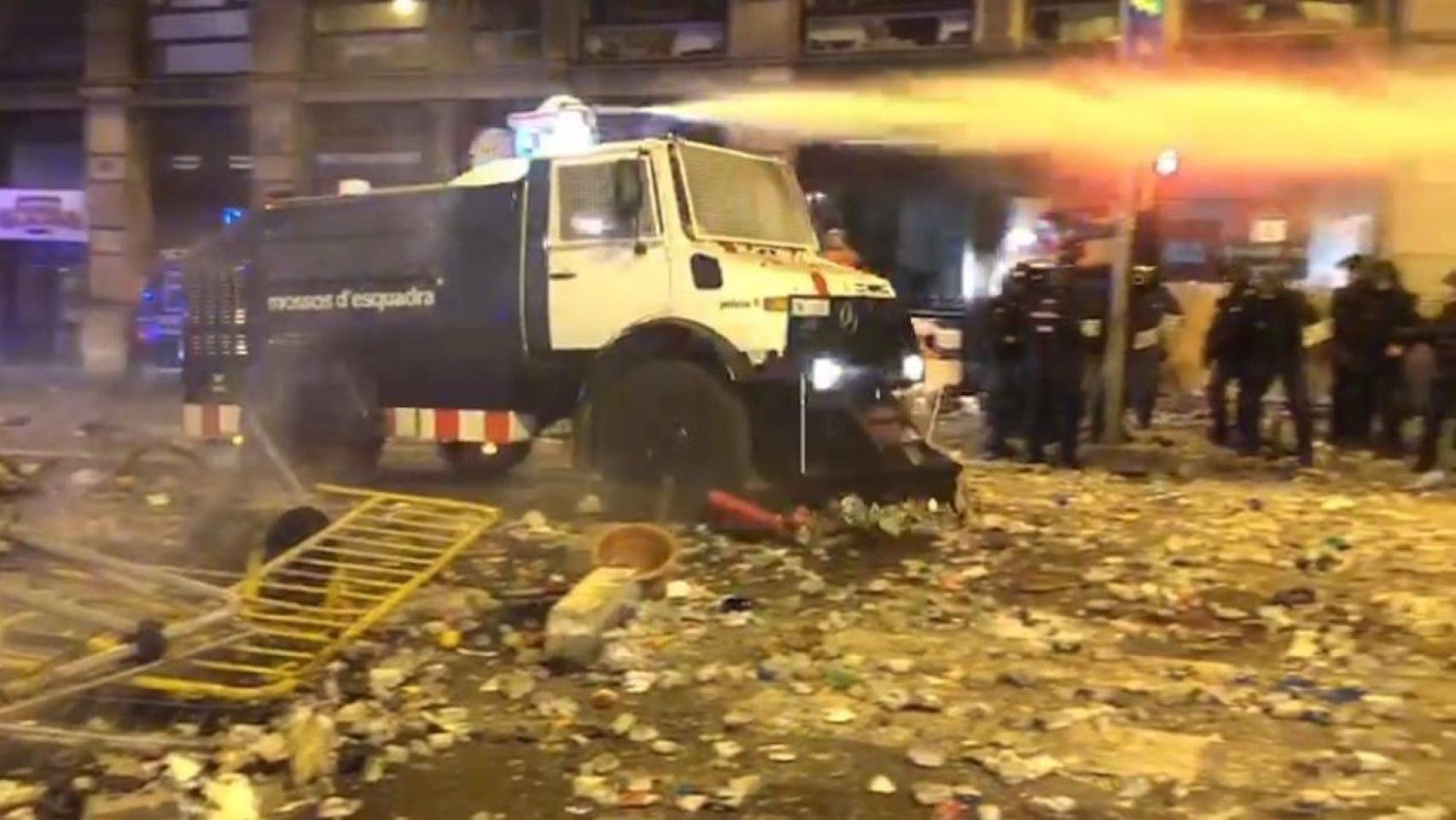 El camión con el cañón de agua de los Mossos / EUROPA PRESS