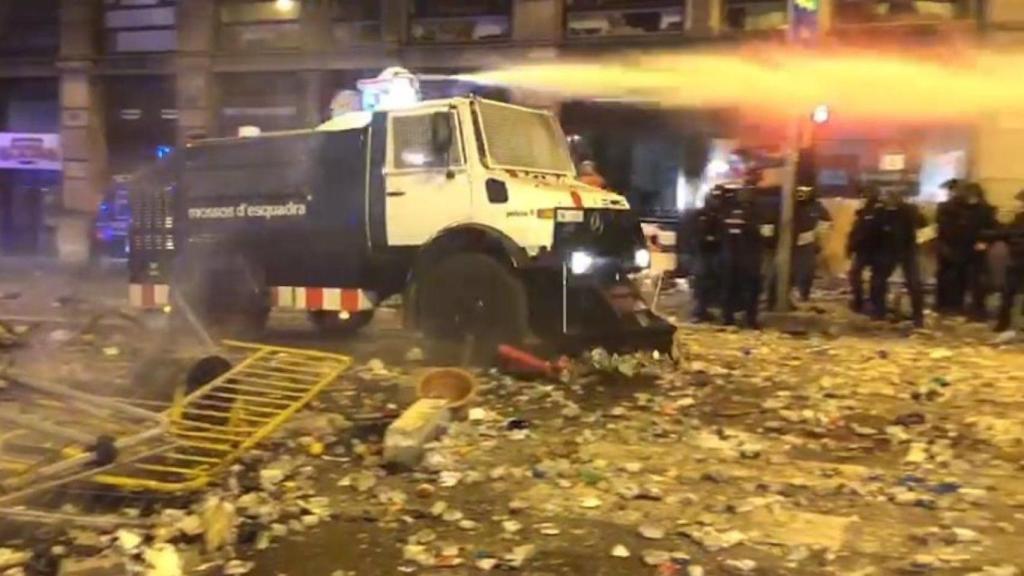 El camión con el cañón de agua de los Mossos / EUROPA PRESS