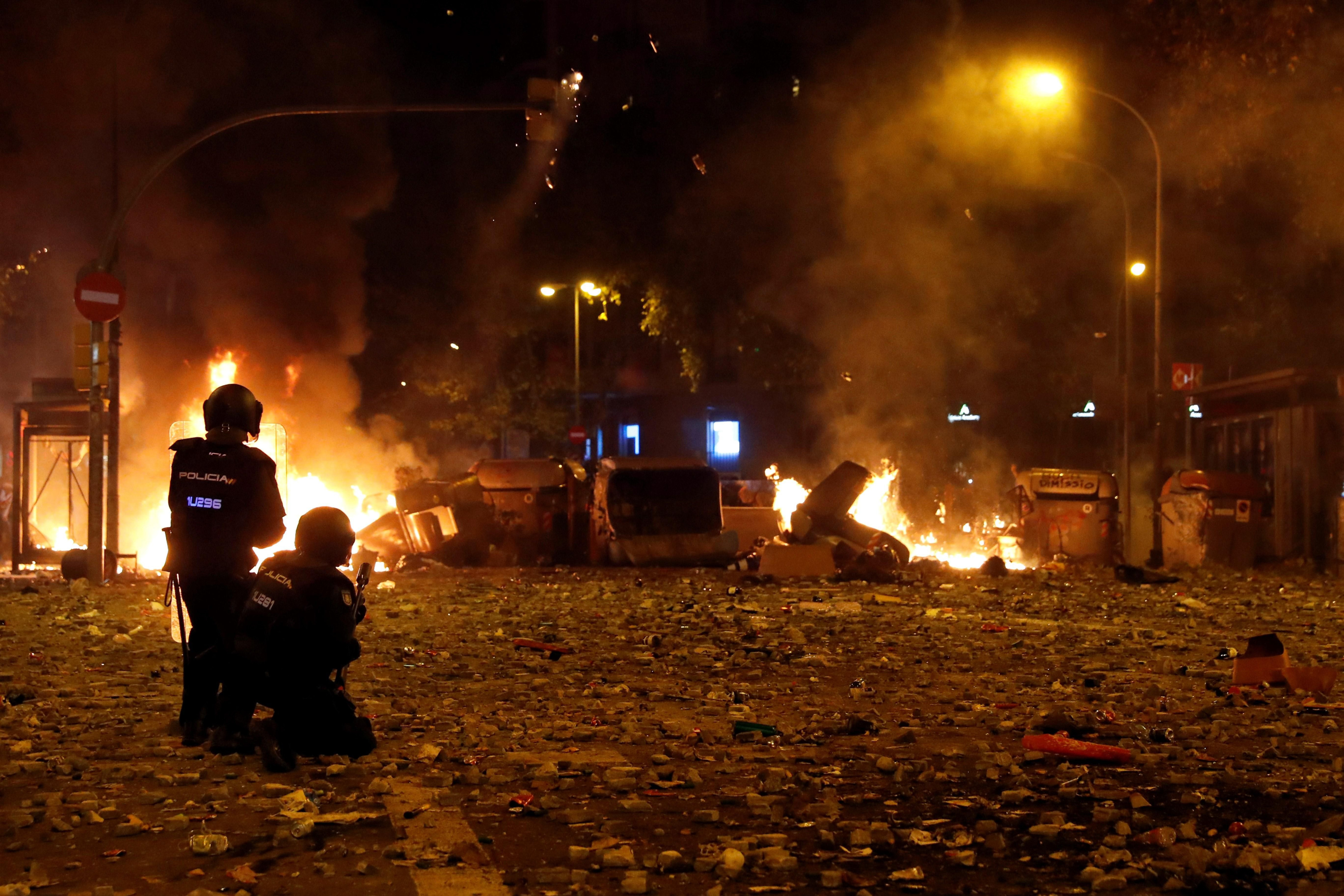 Un grupo de policías durante los altercados que se están produciendo en Barcelona, hoy viernes / EFE - Toni Albir