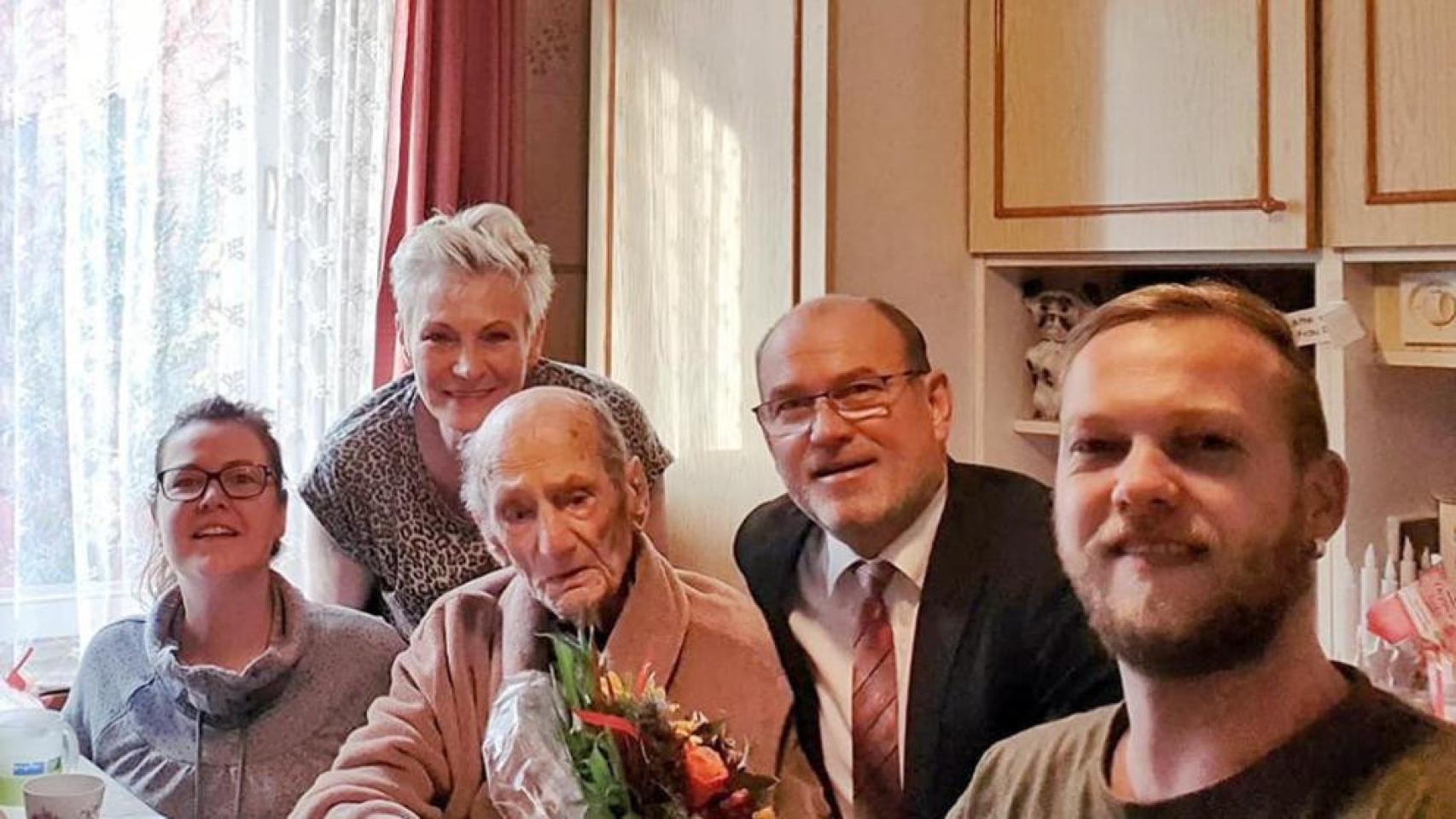 Gustav Gerneth, en el centro, en una foto con su familia
