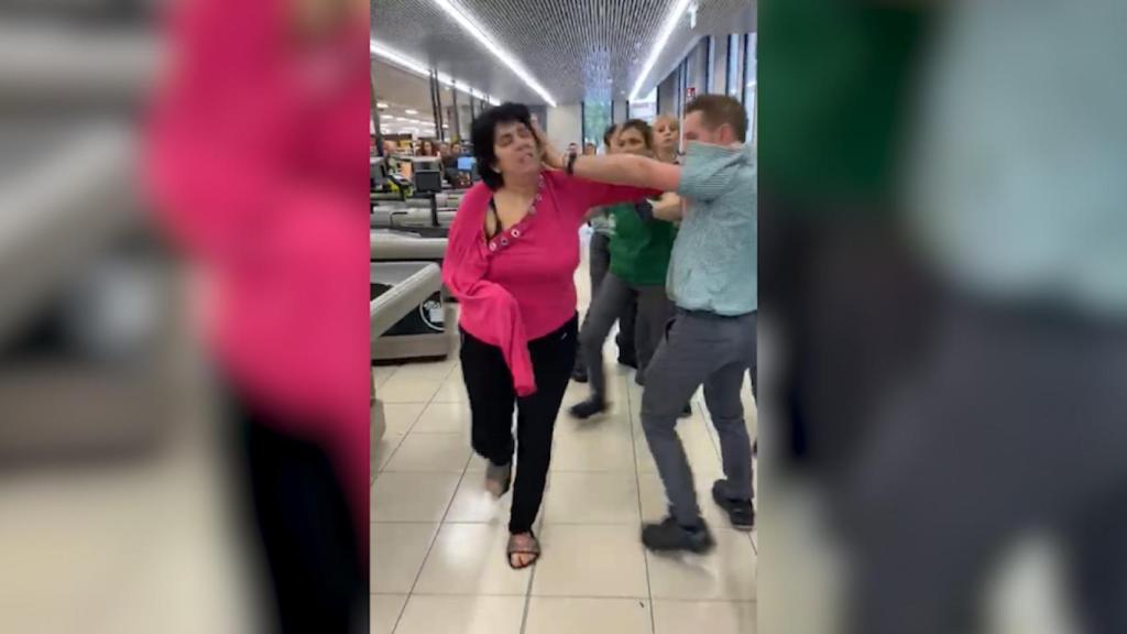 Captura de pantalla del vídeo en el que se ve a la mujer robando / CD