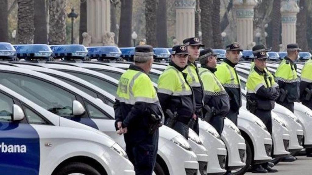 Coches patrulla y agentes de la Guardia Urbana en Barcelona / ARCHIVO