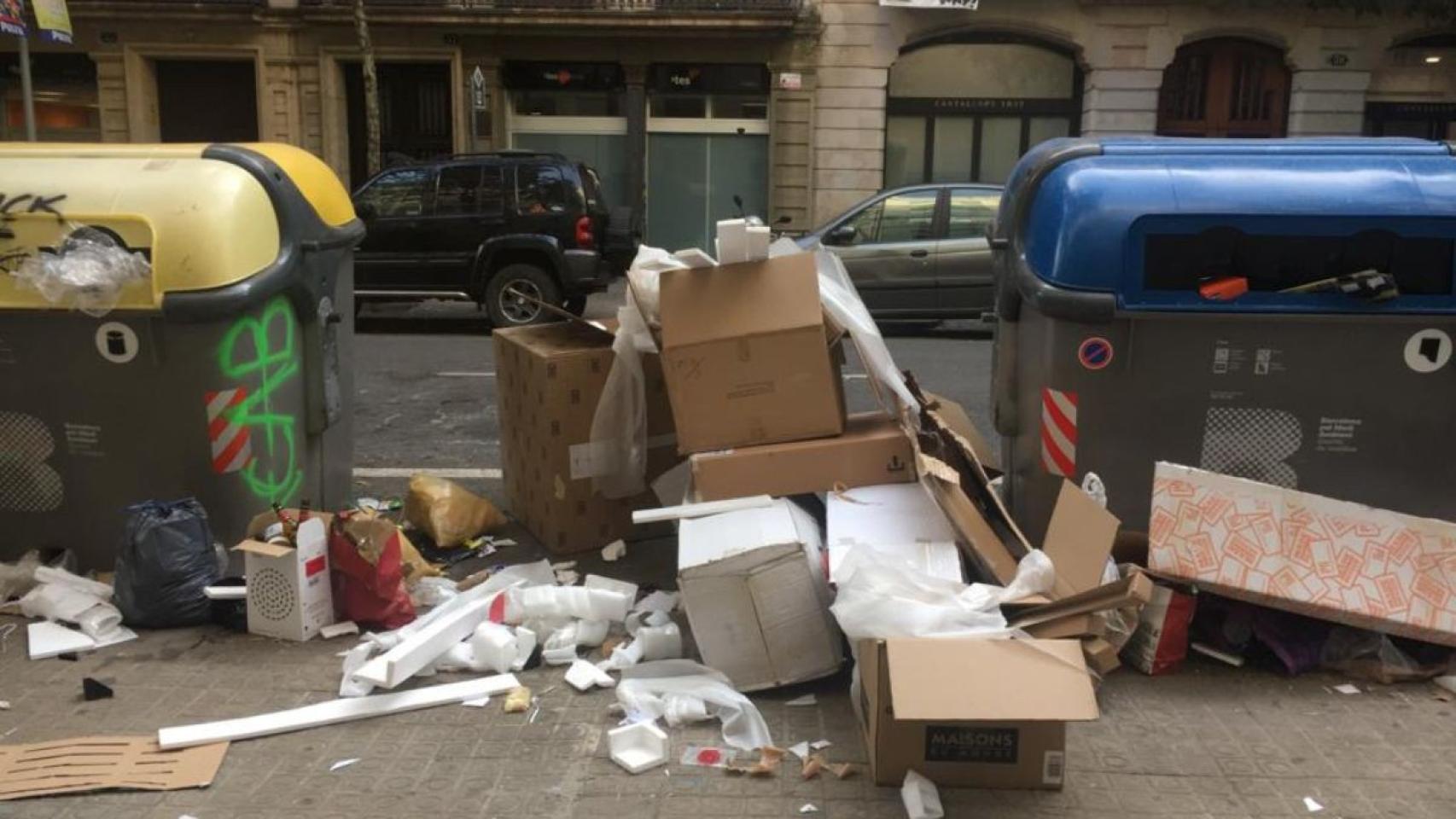Basura en una de las calles de La Dreta del Eixample / ALBA LOSADA