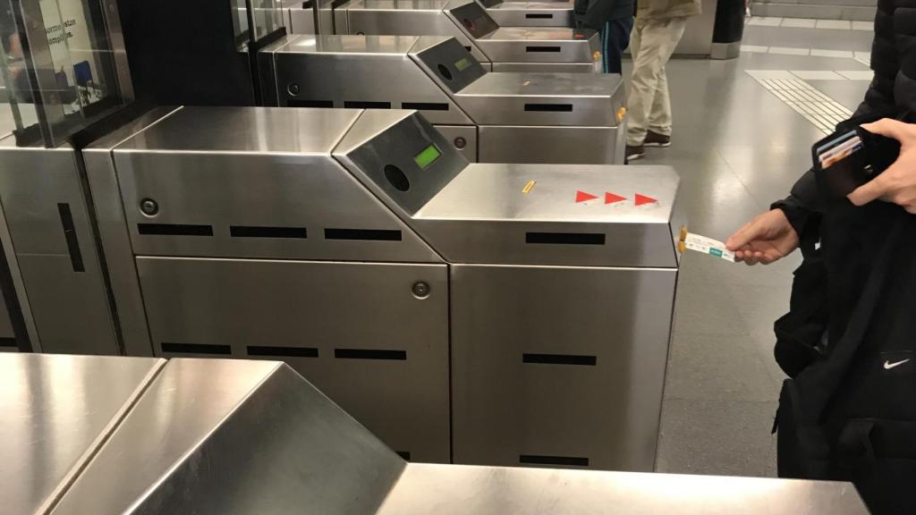 Usuario del metro de Barcelona validando un billete de transporte / S.C.