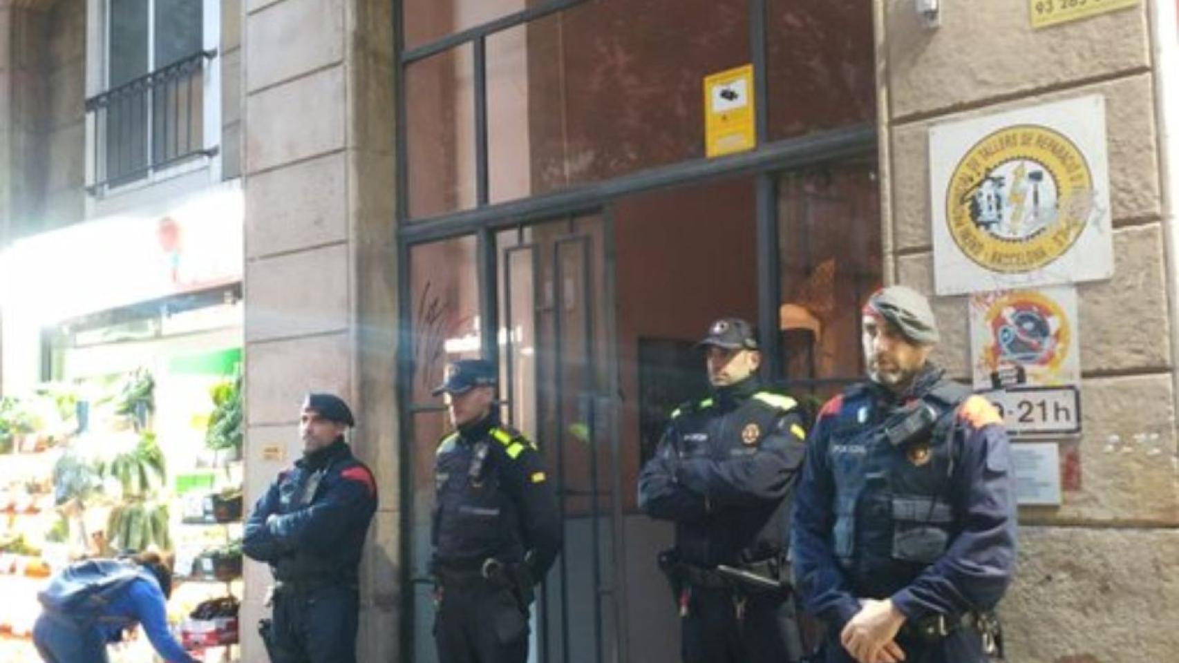 Policías durante la operación para desmantelar el narcopiso / MOSSOS D'ESQUADRA