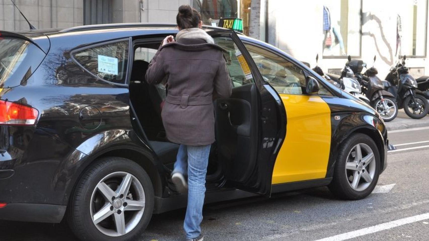 Una usuaria sube a un taxi en Barcelona / MIKI
