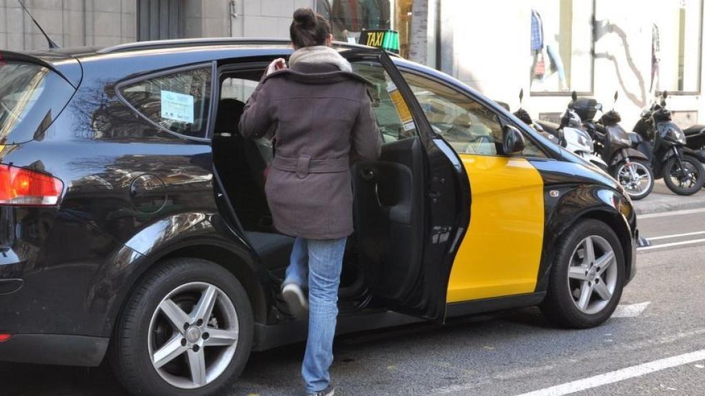 Una usuaria sube a un taxi en Barcelona / MIKI