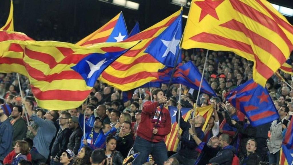 Aficionados del Barça ondean 'estelades' en la grada del Camp Nou / EFE