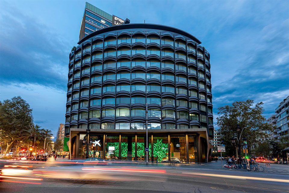 Exterior de la sede 'All in one' de CaixaBank / @caixabank